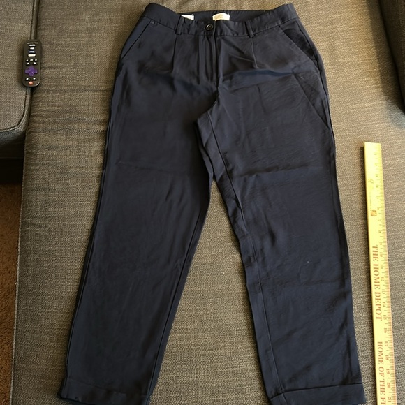 LOFT Tapered Leg Pant color Navy Size 6 - Picture 1 of 11